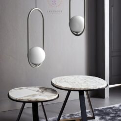 TH210i là mẫu đèn thả chao hình cầu , thủy tinh trắng đui & thân đế hợp kim đồng ,khung sắt mạ vàng hình Ovan, kiểu dáng trang nhã , thanh lịch .
